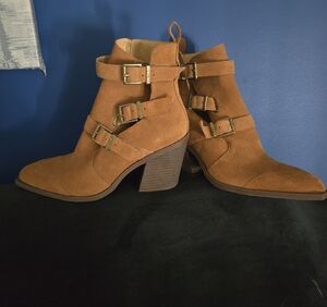 Crown Vintage Tan Suede Ankle Boots – Block Heel, Triple Buckle – Women’s Size 9